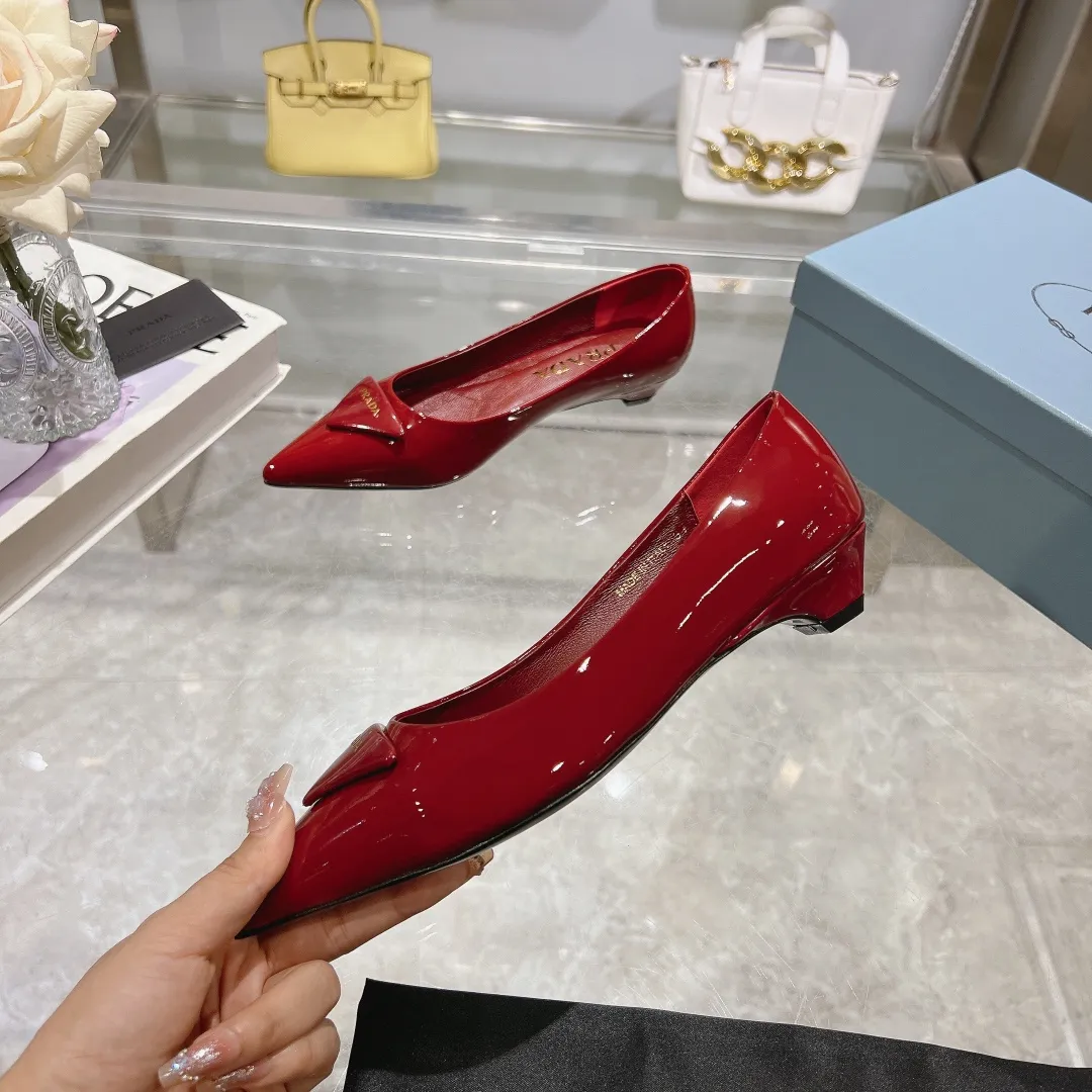 👟👟Ex-factory price 560👟👟 PRADA 2024𝐬𝐬Prada spring and summer new products, coming with strength! ❣️Fashionable and versatile nice item, original shoes developed from Italian counters and reproduced 1:1 according to the original taste. This year’s theme is not to be defined, embodying texture through simplicity and conciseness💛Top-grade patent leather with original 3D printing, the triangle logo is consistent with the original version, the goatskin lining is breathable and comfortable, and the genuine leather outsole. ⚛Size: 35-40 (41 customized) ⚛Original packaging accessories. ⚛Triangle deduction